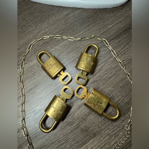 Lock and Key on Unbranded Paperclip Necklace - Picture 4 of 4